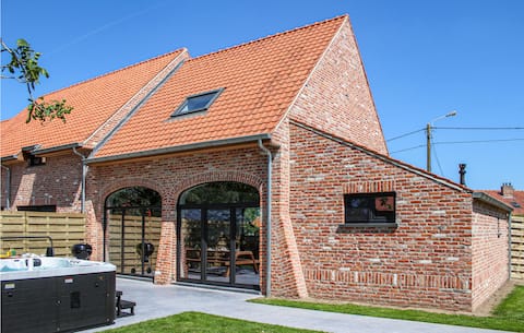 Lovely home in Diksmuide with jacuzzi