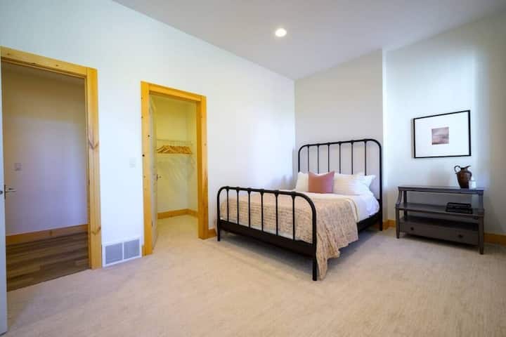 Spálňa 5 má veľkú skriňu a vlastnú kúpeľňu.