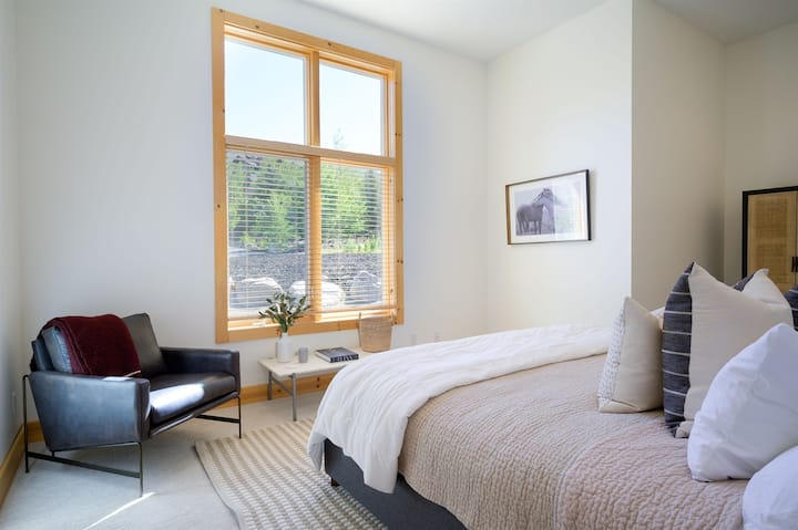 Druhá spálňa je vybavená manželskou posteľou King a výhľadom do záhrady.