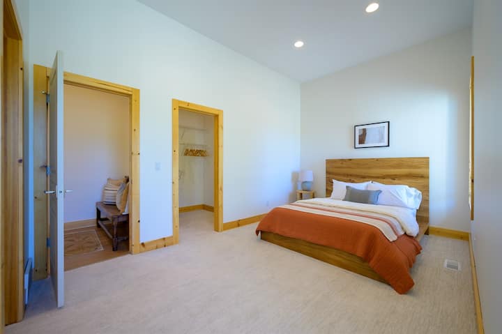 Tretia spálňa sa môže pochváliť manželskou posteľou a dvoma samostatnými posteľami. 