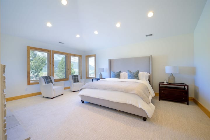 Oddýchnite si pri dobrej knihe alebo si vychutnajte výhľad z hlavnej spálne. 