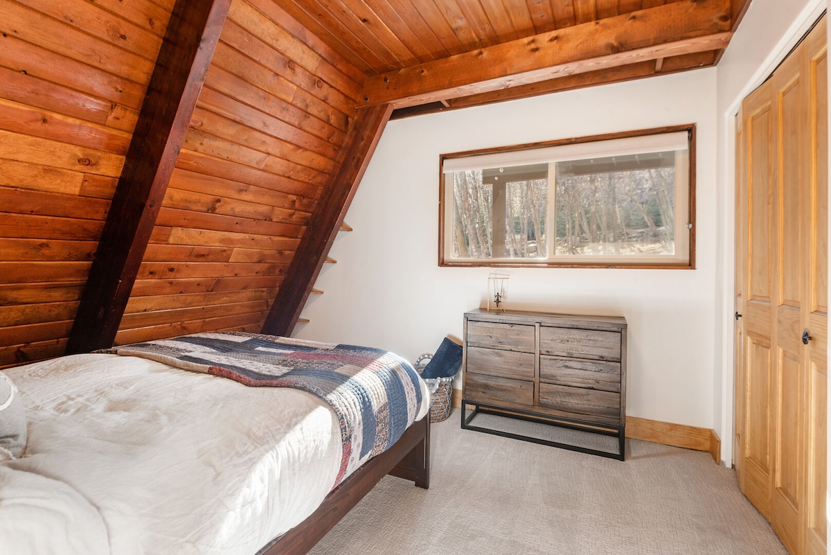 Spálňa na hlavnom poschodí s kráľovnou