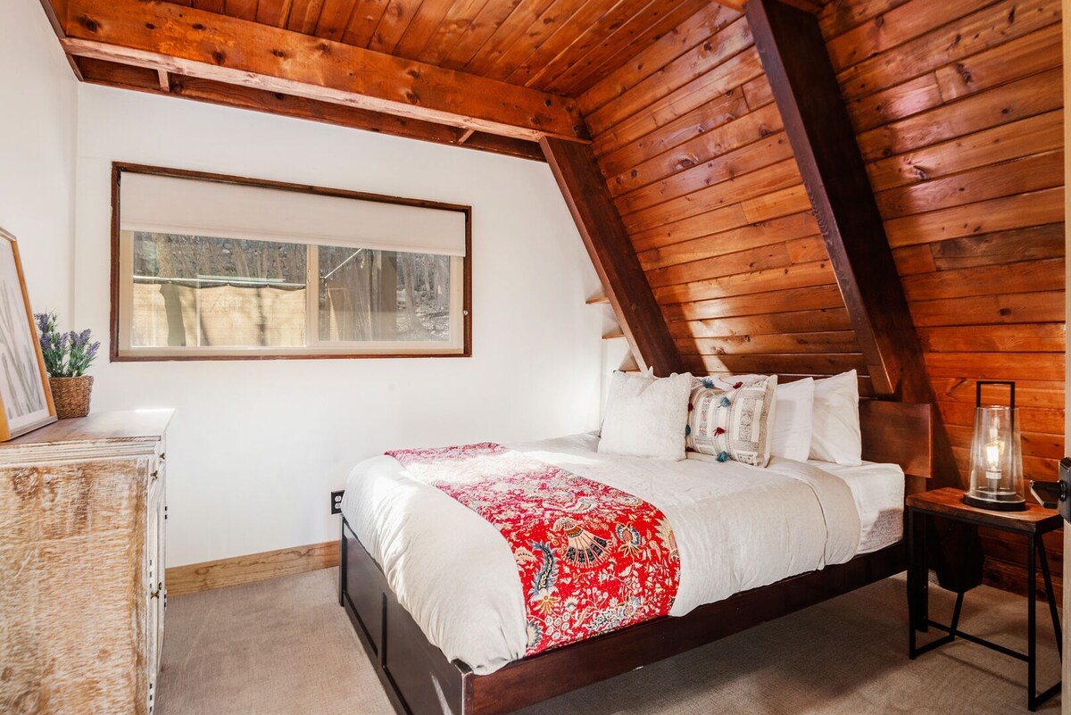 Spálňa na hlavnom poschodí s kráľovnou