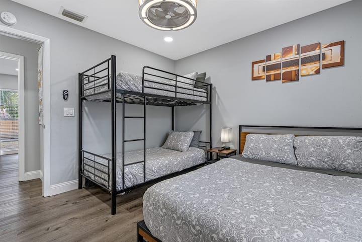 Прекрасна спалня с двойно легло, единично двуетажно легло, чекмеджета и смарт телевизор. Перфектен за семейство с деца или неделима група приятели. Ако смятате, че този имот отговаря на нуждите ви, изпратете ни запитване възможно най - скоро!