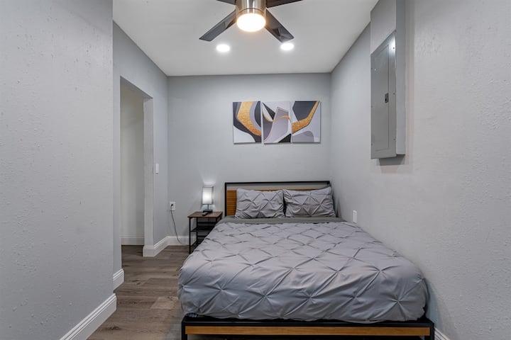 Красива спалня с двойно легло, чекмеджета за съхранение и смарт телевизор. Спете удобно след дълъг ден на пътуване от дома си до дома си, далеч от дома. Харесва ли ви това, което виждате? Изпратете ни съобщение