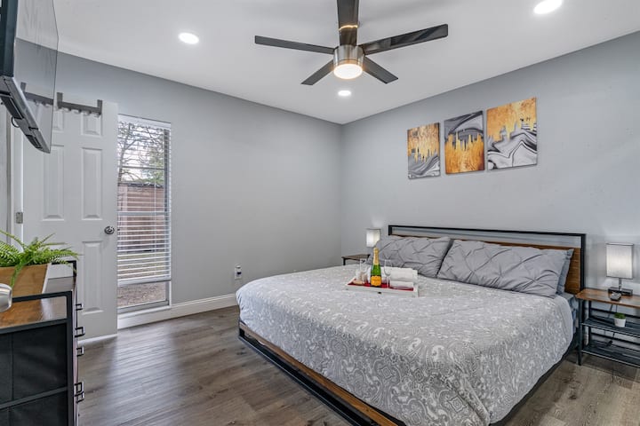 Елегантна спалня с двойно легло king size, смарт телевизор и собствена баня. Насладете се на комфорта, докато отсядате в дома си далеч от дома. Харесва ли ви това, което виждате? Не мислете два пъти и ни изпратете запитване възможно най - скоро!