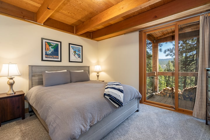 2号卧室-楼下配有一张加大双人床和阳台通道