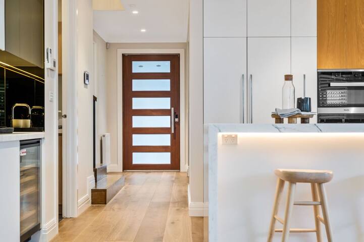 Luxe Parkside Hampton Home gallery image 3