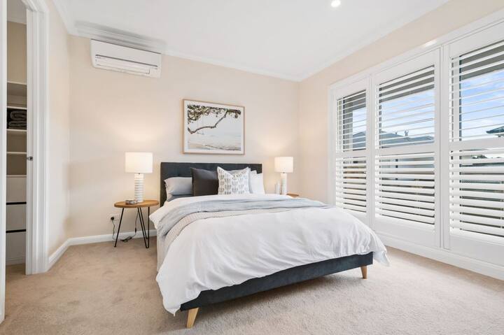 Spálňa na poschodí s manželskou posteľou Queen 