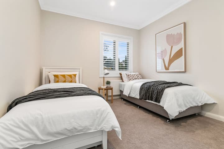 Spálňa na poschodí s dvoma jednolôžkami a vysúvacou posteľou 