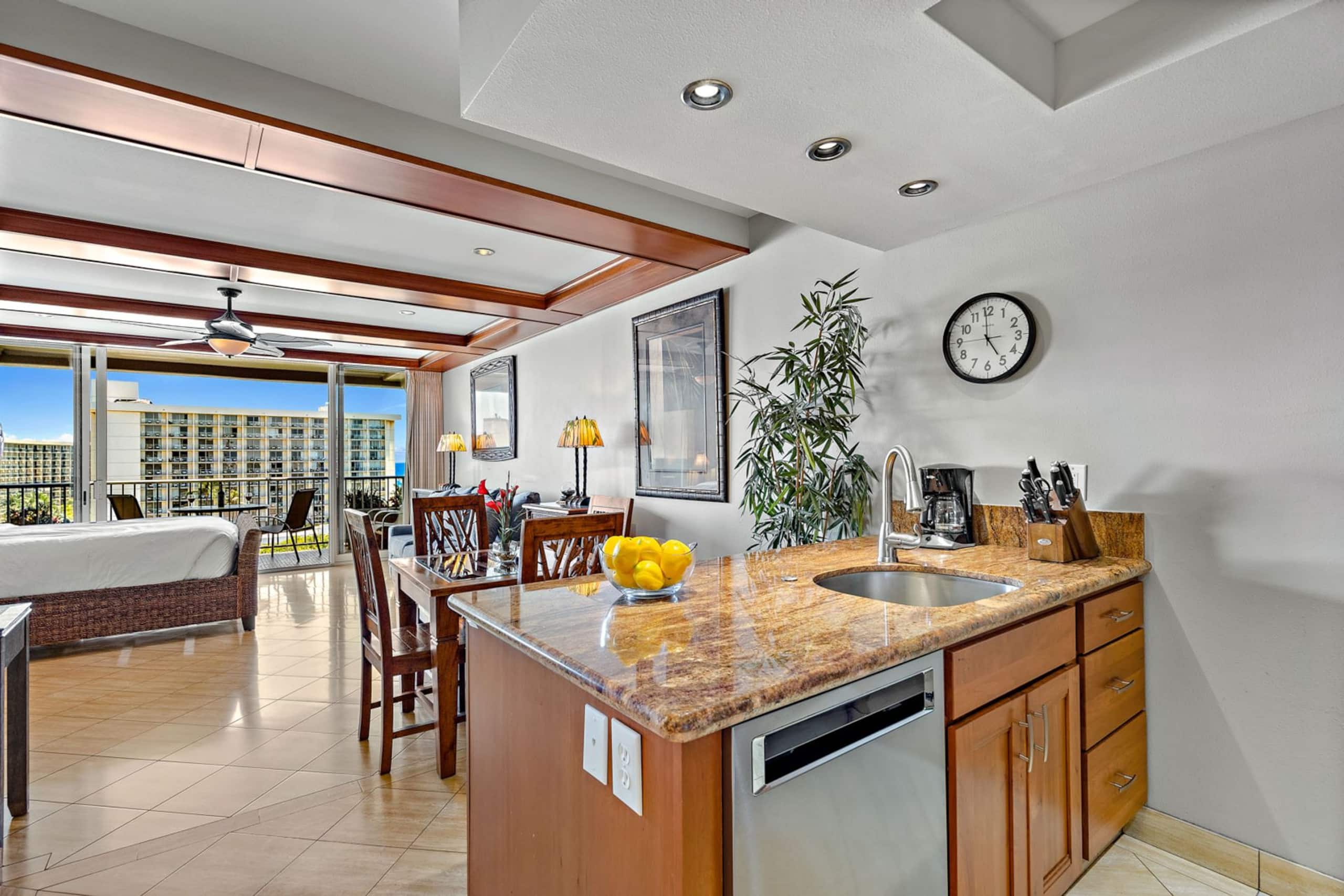 Condo in Lahaina · ★4.7 · Studio · 2 beds · 1 bath - Image 6