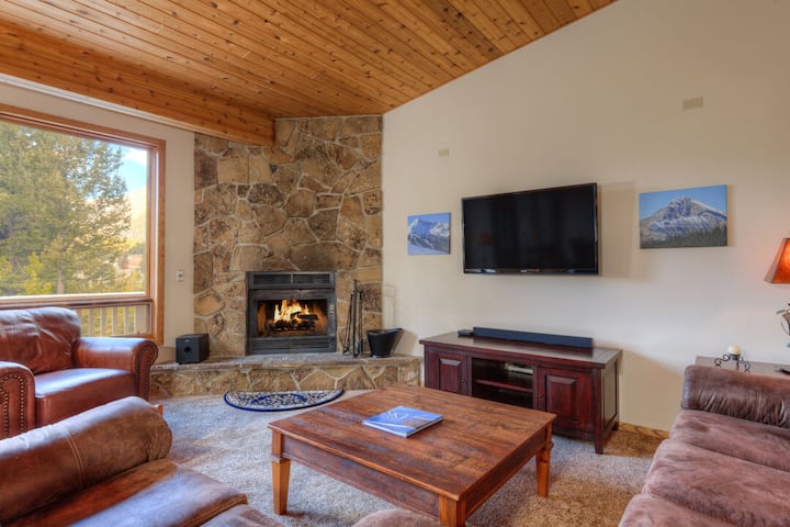 Home In Big Sky Town Center W/fireplace & Community Pool/hot Tub - Hidden Gem In The Trees - Montana