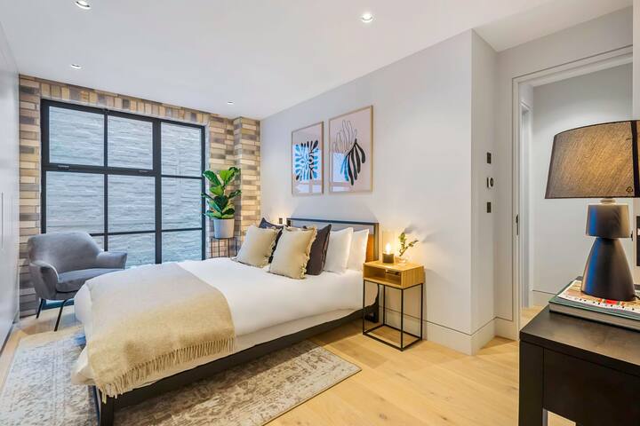 Prestigious Apartment with Balcony in Bloomsbury gallery image 3