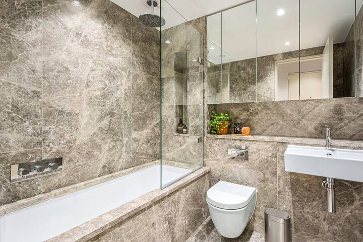 Prestigious Apartment with Balcony in Bloomsbury gallery image 4