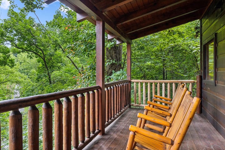 Wooded Retreat W/ Theater, Game Room & Hot Tub - Gatlinburg, TN