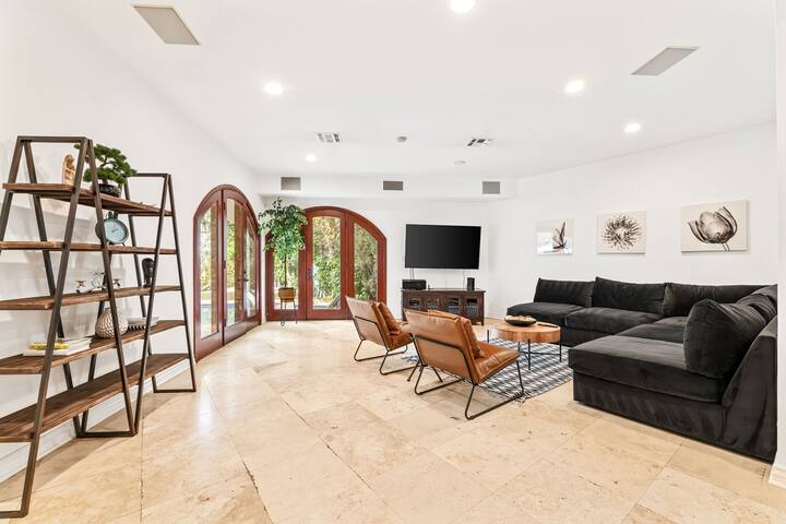 Villa South of Ventura Blvd Classy Studio City gallery image 5