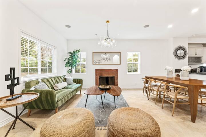 Villa South of Ventura Blvd Classy Studio City gallery image 3