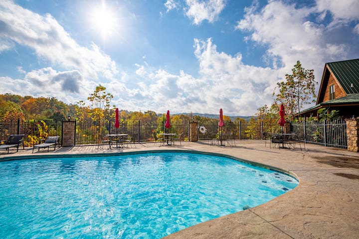 Amazing Views! Private Pool, Movie Theater, Game Room & Hot Tub! - Gatlinburg, TN