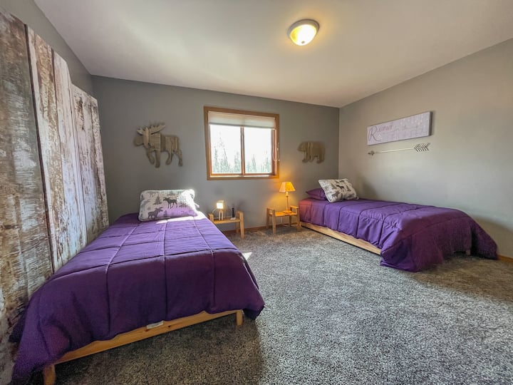 Chumba cha kulala cha wageni kina vitanda viwili pacha