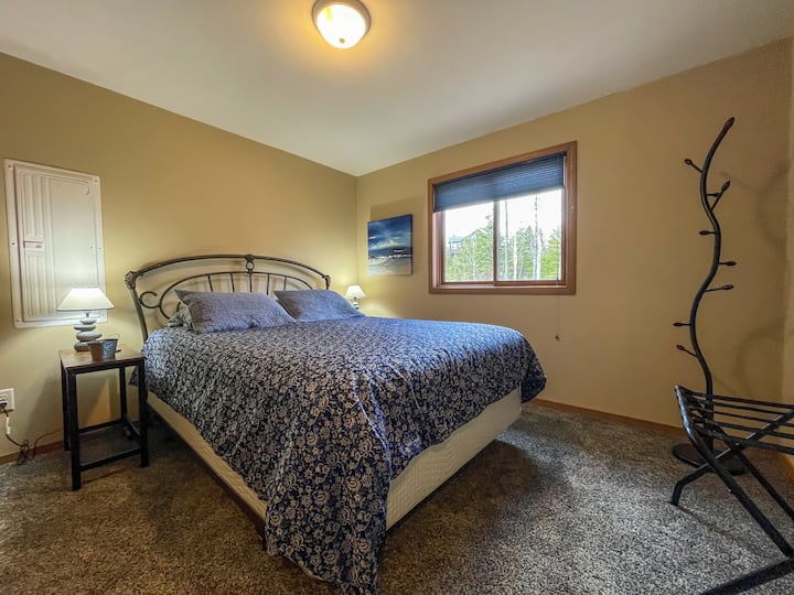 Chumba cha kulala cha wageni kimoja kina kitanda cha malkia.