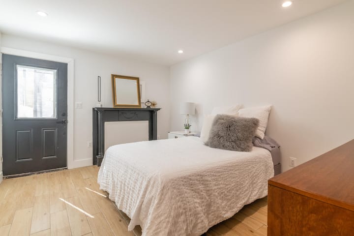 Cama tamaño queen en el dormitorio principal