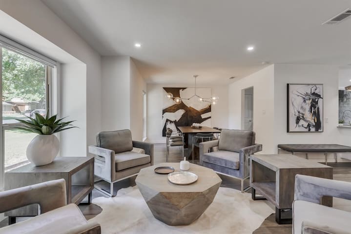 Luxury Home with 5 Bedrooms and Private Pool gallery image 2