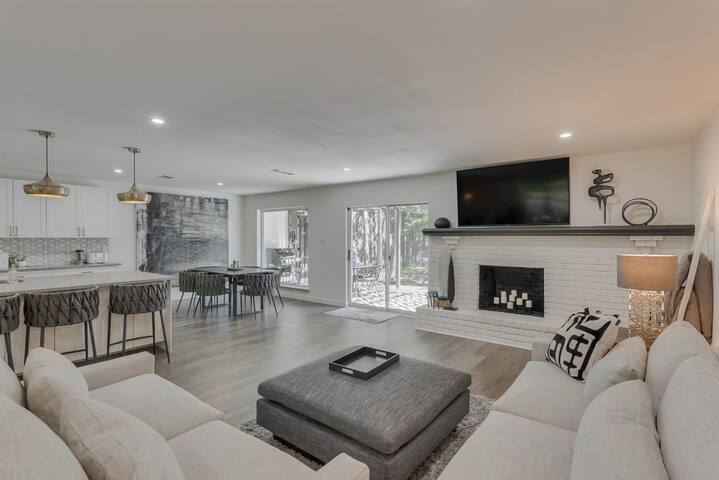 Luxury Home with 5 Bedrooms and Private Pool gallery image 3