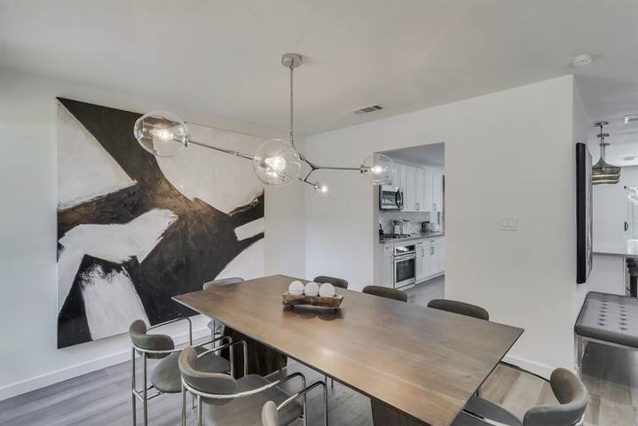 Luxury Home with 5 Bedrooms and Private Pool gallery image 4