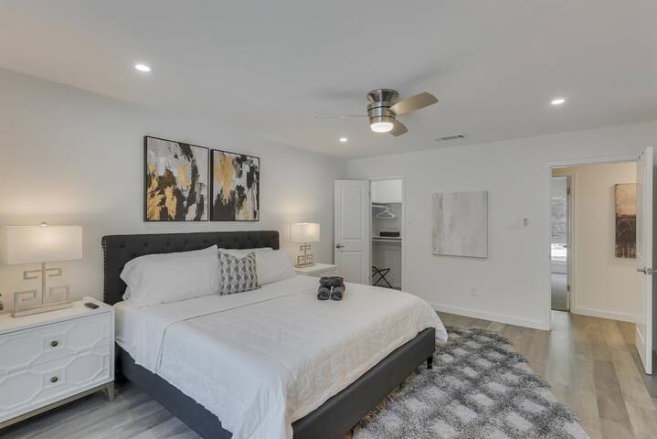 Luxury Home with 5 Bedrooms and Private Pool gallery image 5