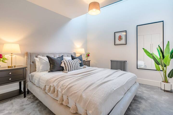 Expansive & Modern Duplex Apartment in Bloomsbury gallery image 3