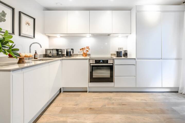 Expansive & Modern Duplex Apartment in Bloomsbury gallery image 4