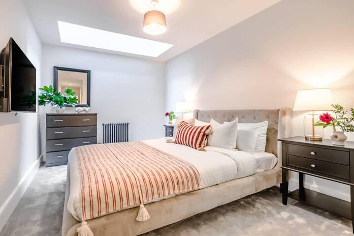 Expansive & Modern Duplex Apartment in Bloomsbury gallery image 5