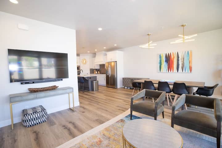 Modern Home For 16 W/ Private Spa & Balcony - Washington, UT