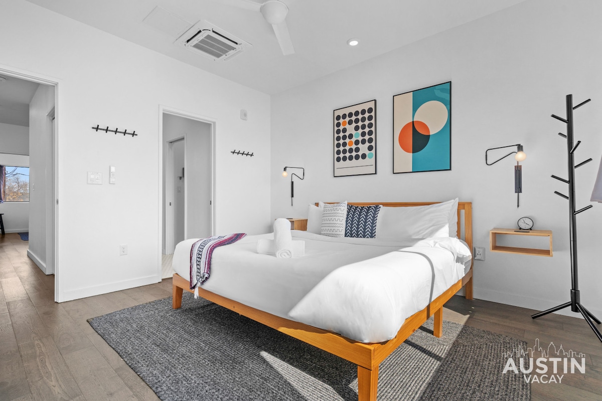 Central Condo w/ Balcony, Close to DT & Food