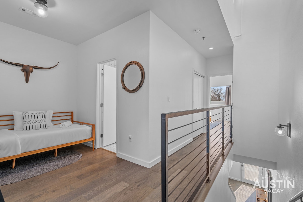 Central Condo w/ Balcony, Close to DT & Food
