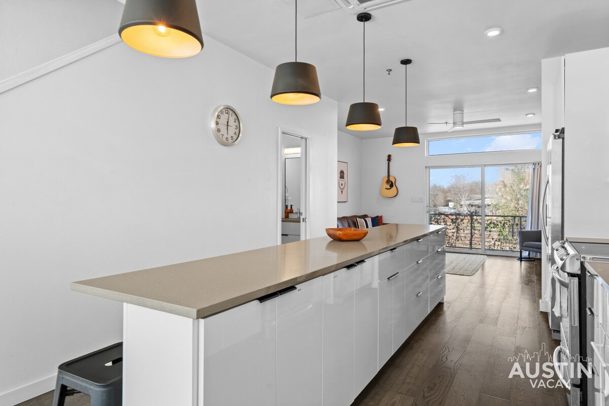 Central Condo w/ Balcony, Close to DT & Food