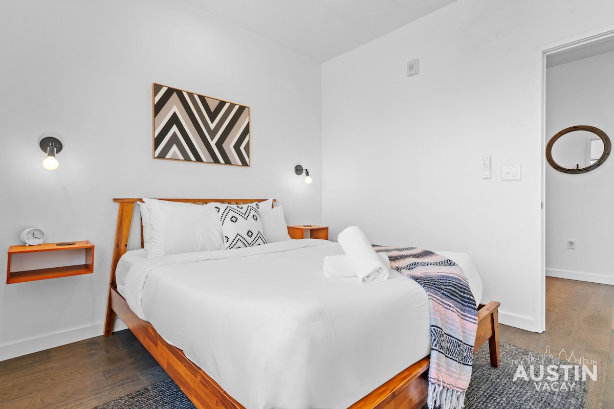 Central Condo w/ Balcony, Close to DT & Food