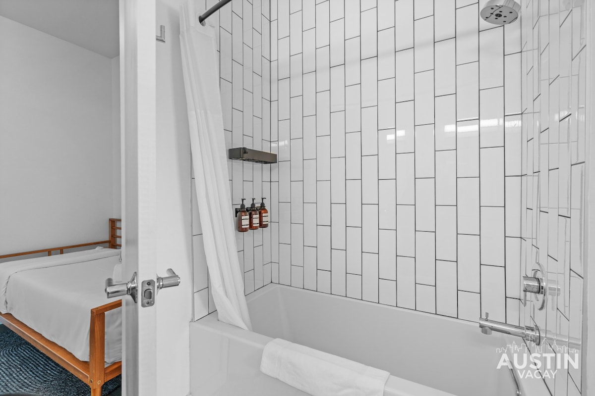 Central Condo w/ Balcony, Close to DT & Food