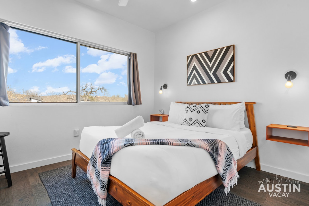 Central Condo w/ Balcony, Close to DT & Food