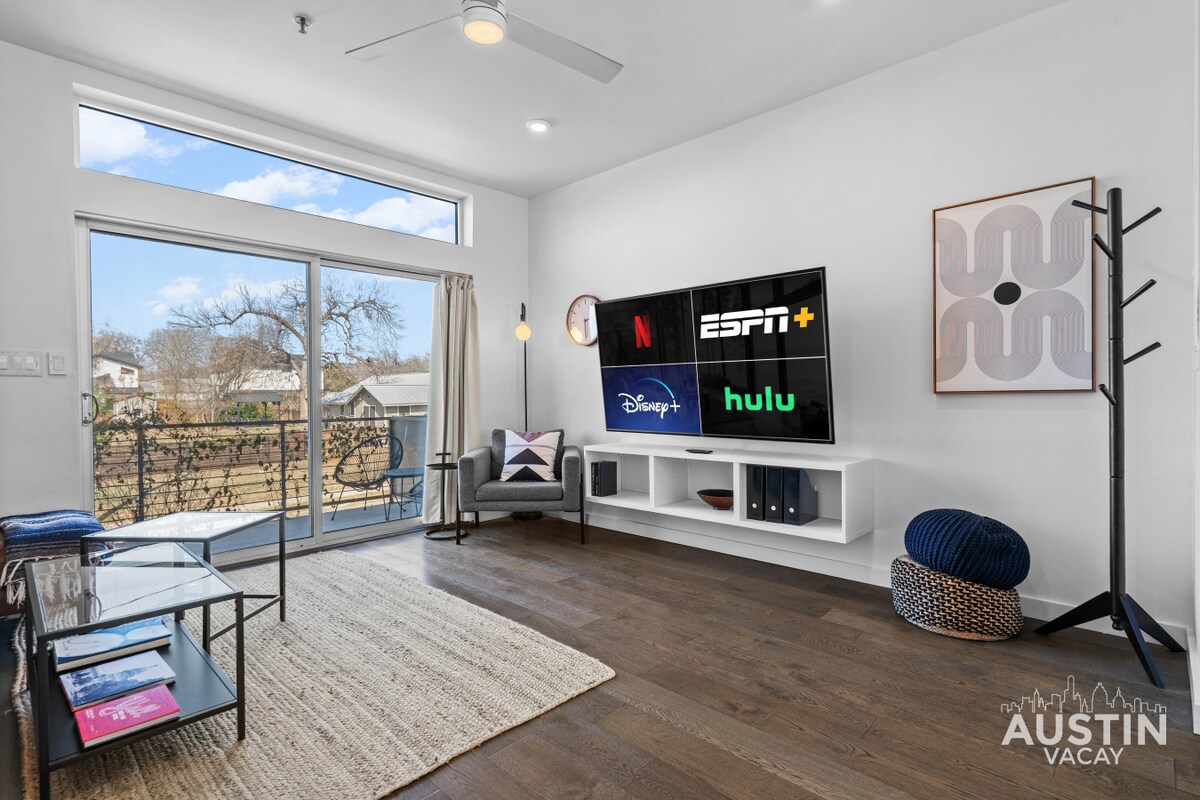 Central Condo w/ Balcony, Close to DT & Food