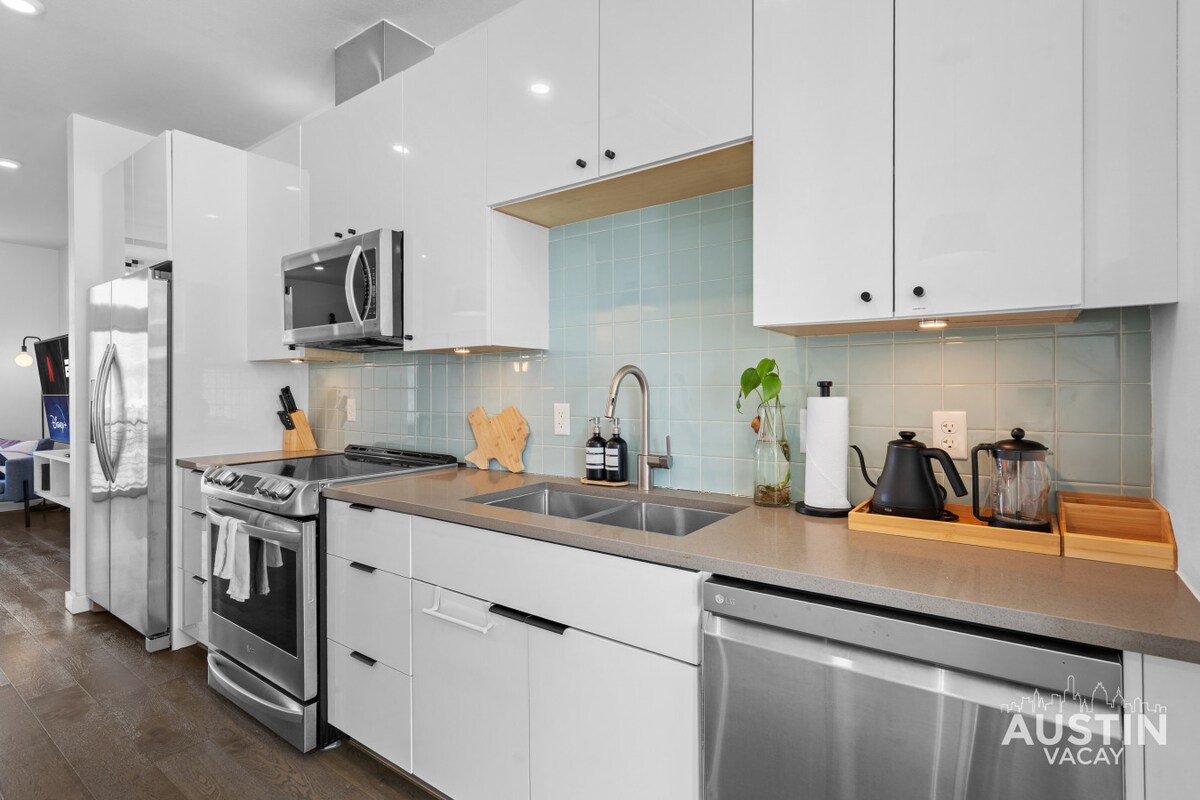 Central Condo w/ Balcony, Close to DT & Food