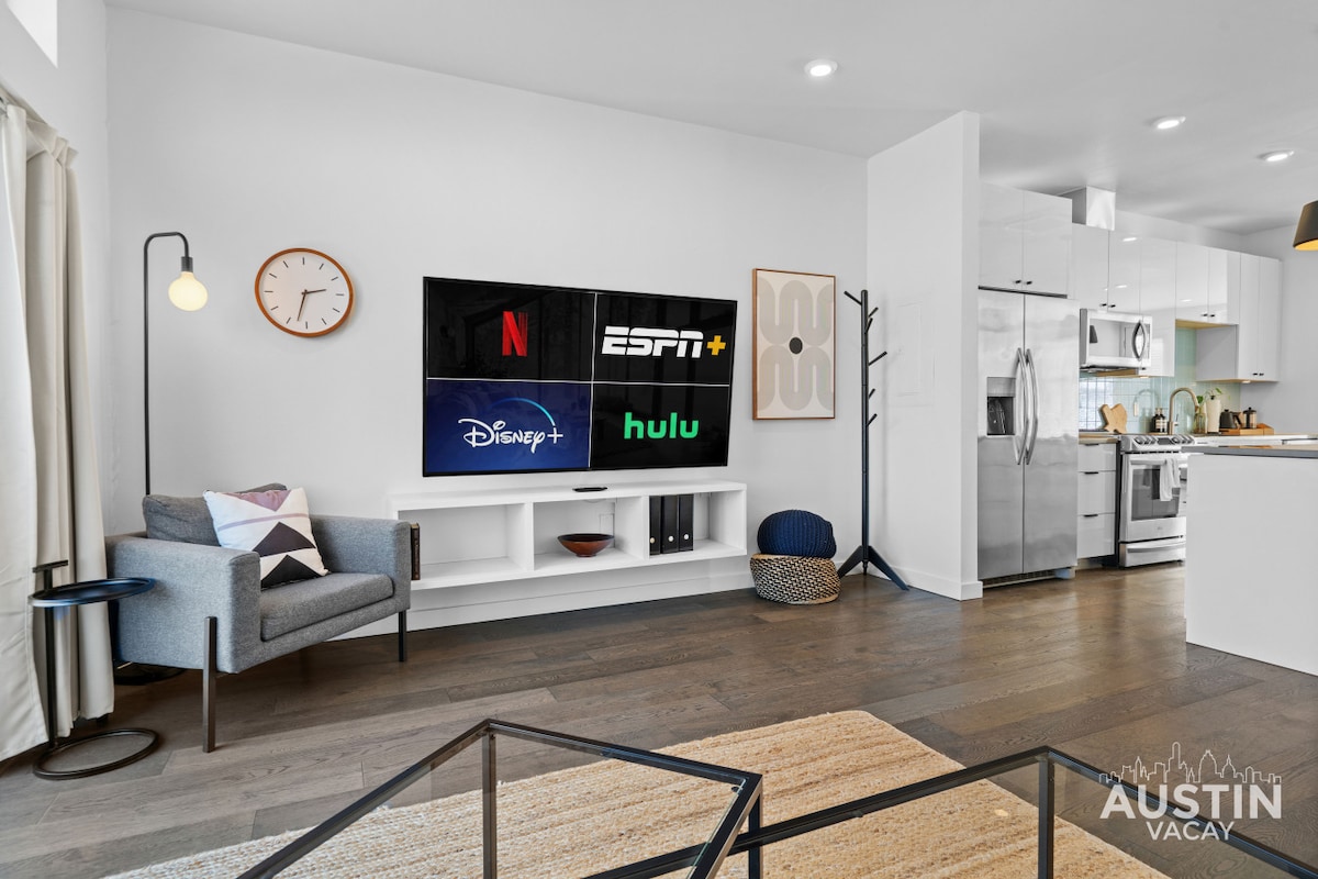 Central Condo w/ Balcony, Close to DT & Food