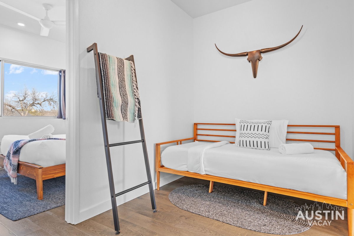Central Condo w/ Balcony, Close to DT & Food