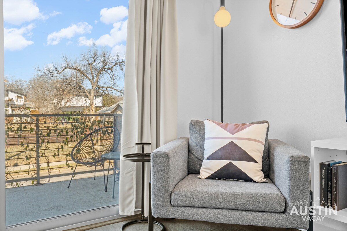Central Condo w/ Balcony, Close to DT & Food