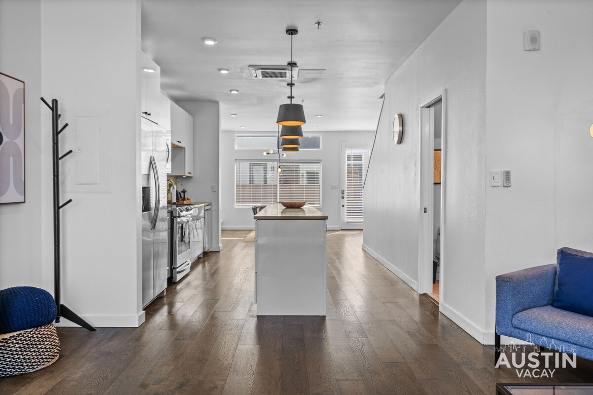 Central Condo w/ Balcony, Close to DT & Food