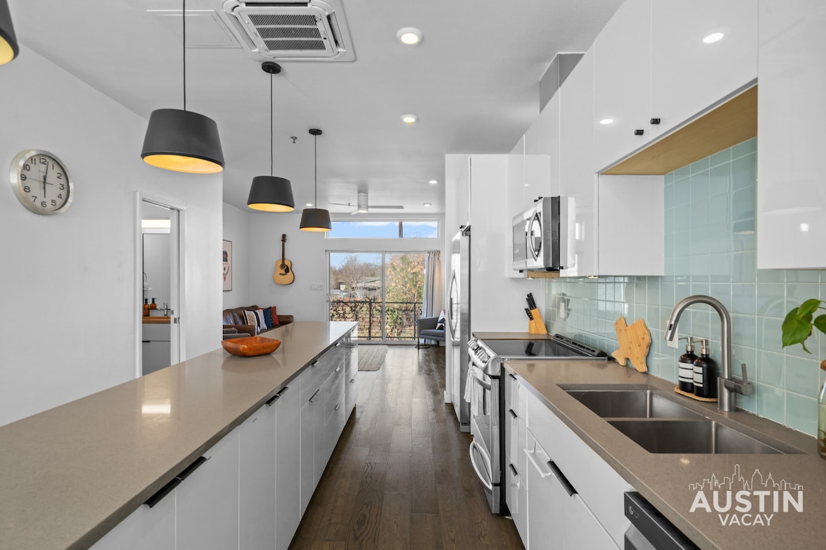 Central Condo w/ Balcony, Close to DT & Food
