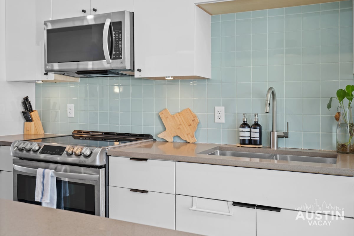 Central Condo w/ Balcony, Close to DT & Food