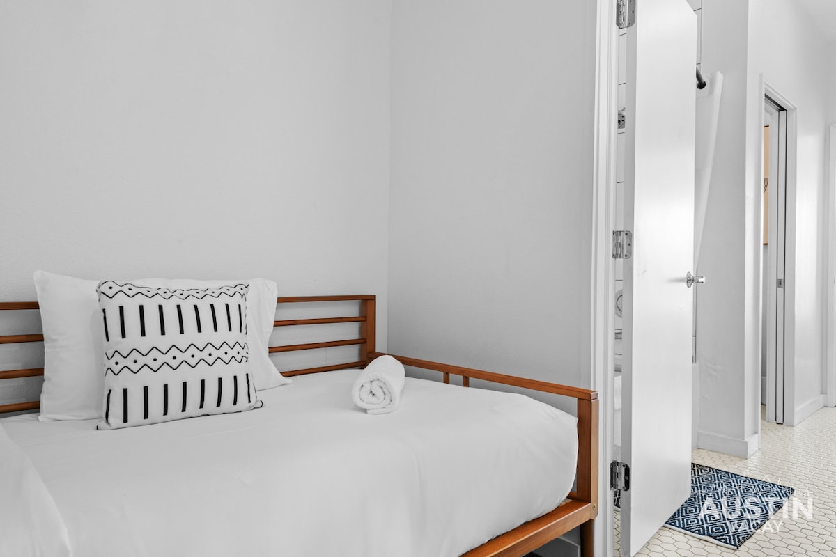 Central Condo w/ Balcony, Close to DT & Food