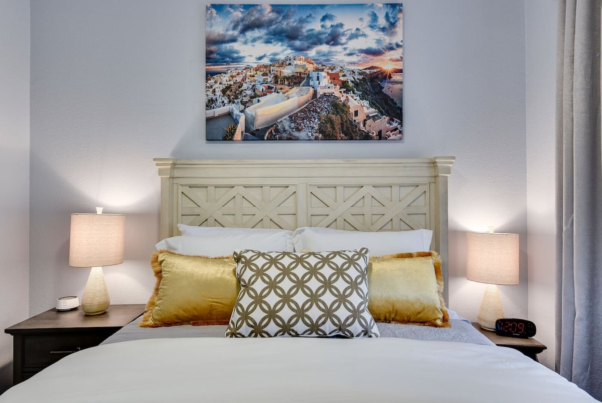 בחדר שינה נוח לאורחים יש מיטת קווין סייז, שעון מעורר ומכונת סאונד!