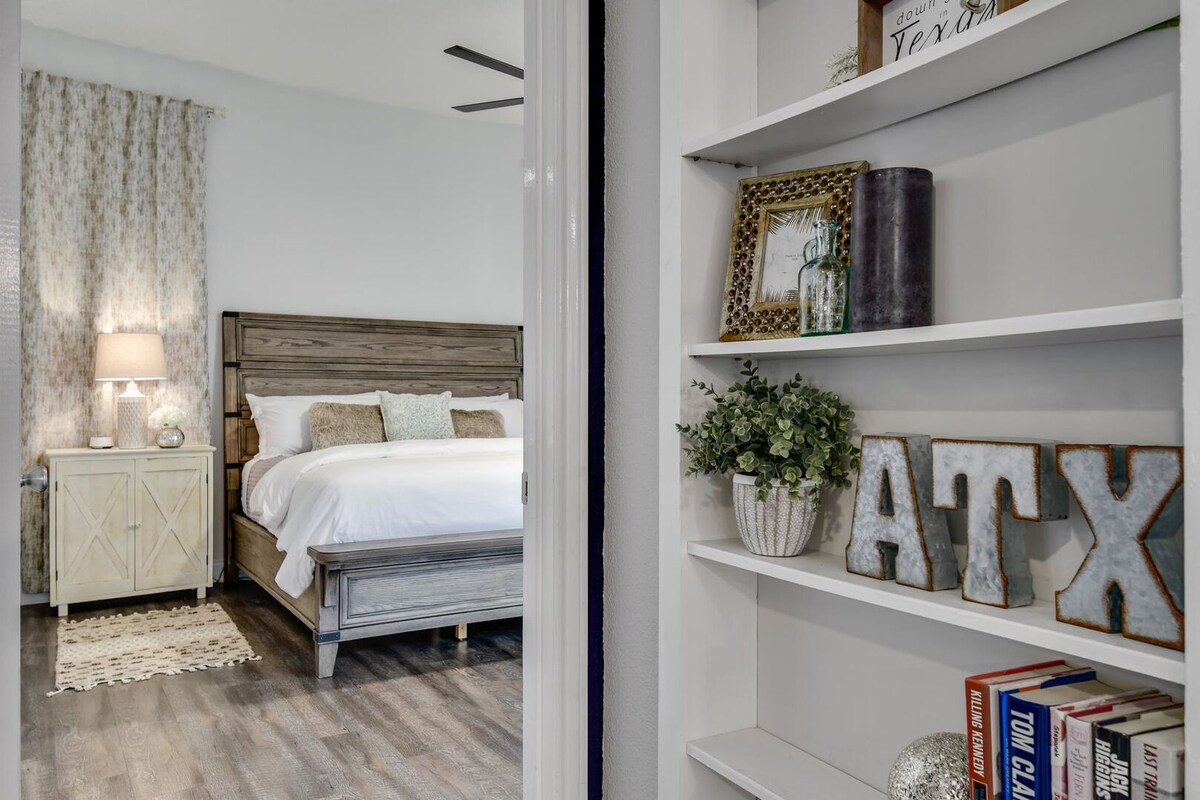 תוכלו לנוח על מצעים קטיפה בחדר השינה הראשי המרווח - כולל שולחן לעבודה מרחוק.